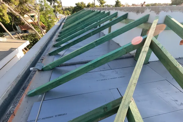 Βαμμένο μαύρο κεραμίδι στην Εκάλη