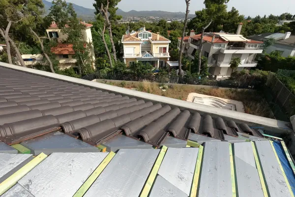 Βαμμένο μαύρο κεραμίδι στην Εκάλη