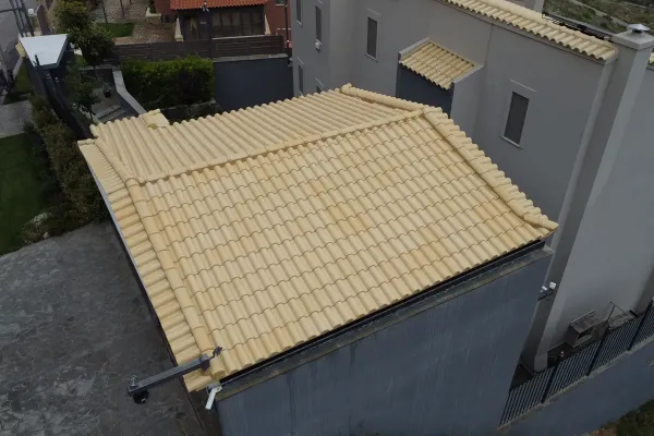 Βαμμένο κίτρινο κεραμίδι σε μεταλλικό σκελετό στην Ιπποκράτειο Πολιτεία