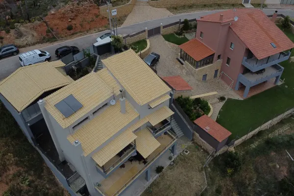 Βαμμένο κίτρινο κεραμίδι σε μεταλλικό σκελετό στην Ιπποκράτειο Πολιτεία