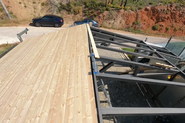 Βαμμένο κίτρινο κεραμίδι σε μεταλλικό σκελετό στην Ιπποκράτειο Πολιτεία