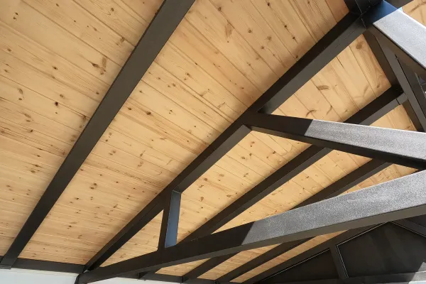 Βαμμένο κίτρινο κεραμίδι σε μεταλλικό σκελετό στην Ιπποκράτειο Πολιτεία