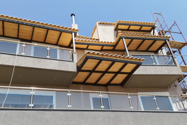 Βαμμένο κίτρινο κεραμίδι σε μεταλλικό σκελετό στην Ιπποκράτειο Πολιτεία