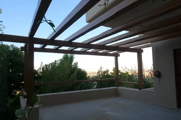 Πέργκολα με κορμούς καστανιάς και καλάμι λυγαριάς στην Πεντέλη