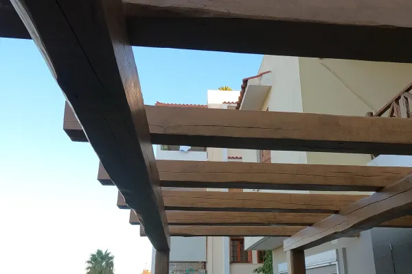 Πέργκολα με κορμούς καστανιάς και καλάμι λυγαριάς στην Πεντέλη