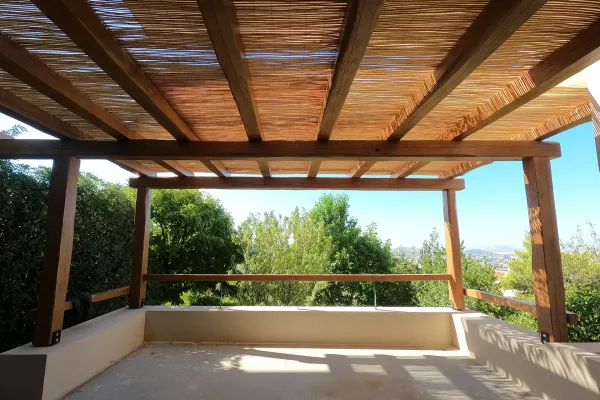 Πέργκολα με κορμούς καστανιάς και καλάμι λυγαριάς στην Πεντέλη