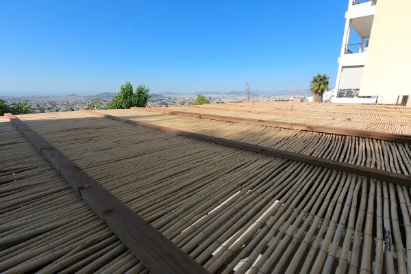 Πέργκολα με κορμούς καστανιάς και καλάμι λυγαριάς στην Πεντέλη