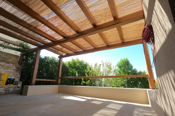 Πέργκολα με κορμούς καστανιάς και καλάμι λυγαριάς στην Πεντέλη