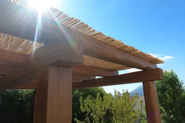 Πέργκολα με κορμούς καστανιάς και καλάμι λυγαριάς στην Πεντέλη