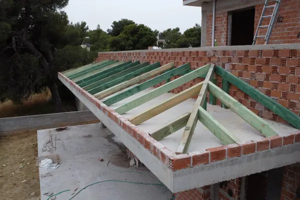 Φυσικό καφέ κεραμίδι στη Λούτσα