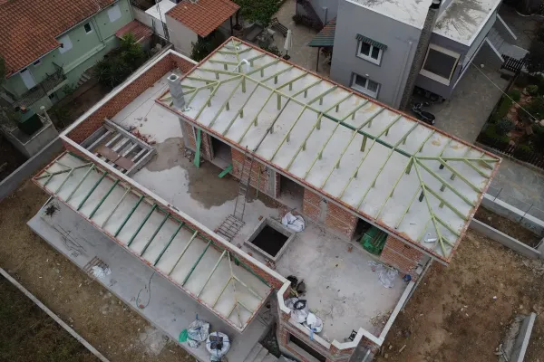 Φυσικό καφέ κεραμίδι στη Λούτσα