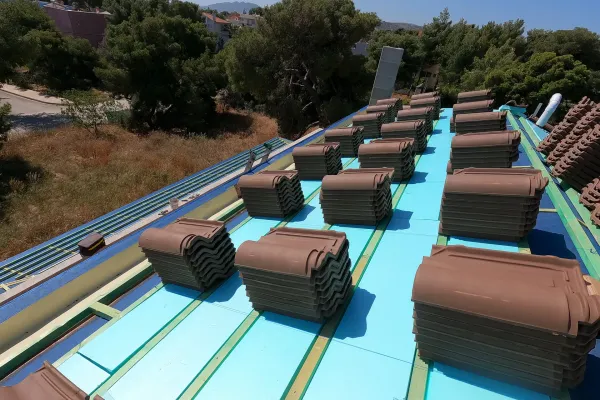 Φυσικό καφέ κεραμίδι στη Λούτσα