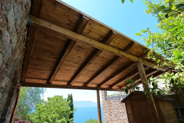 Πέργκολες με συνθετική ξυλεία, κίτρινο κεραμίδι και καλάμι λυγαριάς