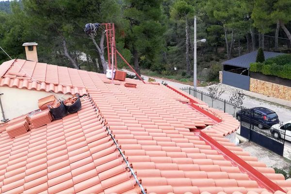 Στέγη με κόκκινα κεραμίδια στην Ιπποκράτειος Πολιτεία