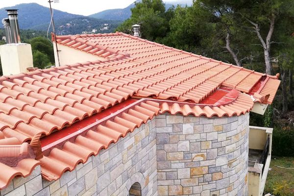 Στέγη με κόκκινα κεραμίδια στην Ιπποκράτειος Πολιτεία