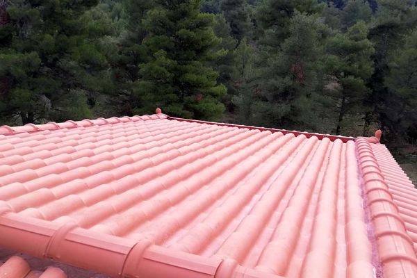 Στέγη με κόκκινα κεραμίδια στην Ιπποκράτειος Πολιτεία