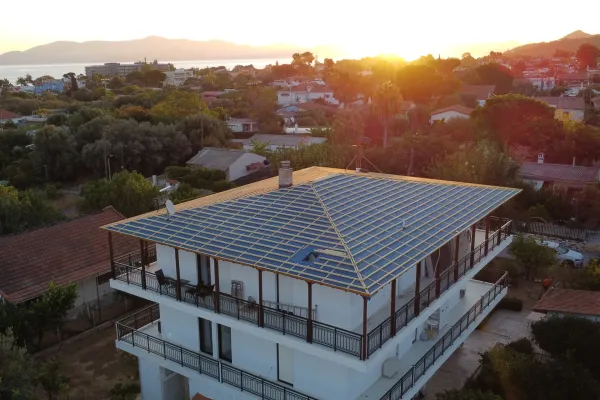 Σκεπή με ροζ κεραμίδι στον Κάλαμο