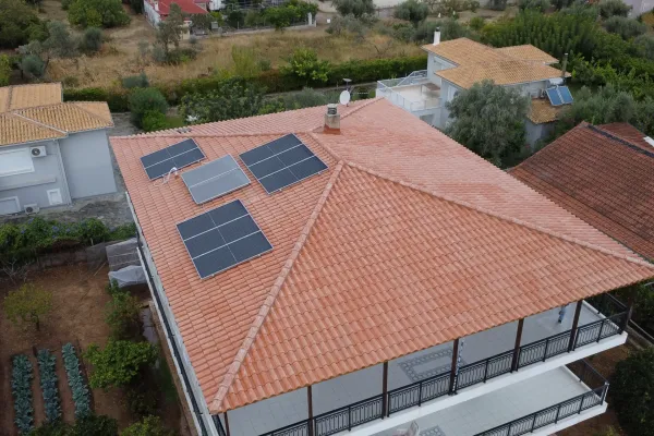 Σκεπή με ροζ κεραμίδι στον Κάλαμο