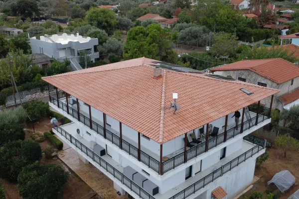 Σκεπή με ροζ κεραμίδι στον Κάλαμο