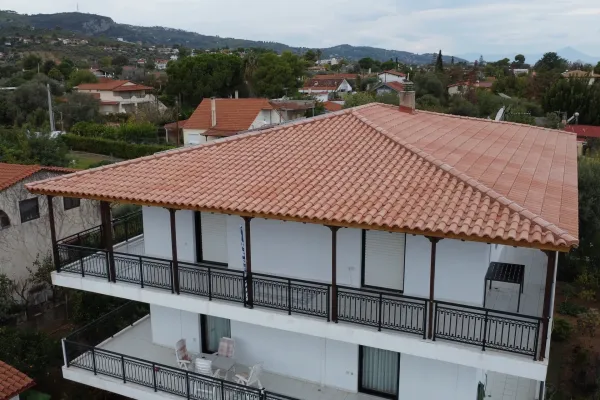 Σκεπή με ροζ κεραμίδι στον Κάλαμο