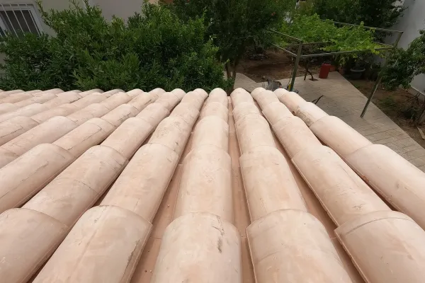 Σκέπαστρο με βυζαντινό κεραμίδι στη Χασιά