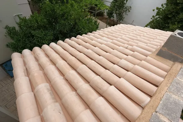 Σκέπαστρο με βυζαντινό κεραμίδι στη Χασιά