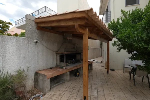 Σκέπαστρο με βυζαντινό κεραμίδι στη Χασιά