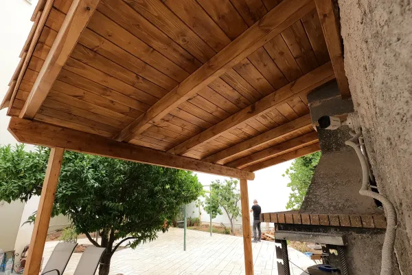 Σκέπαστρο με βυζαντινό κεραμίδι στη Χασιά