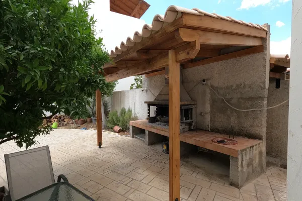 Σκέπαστρο με βυζαντινό κεραμίδι στη Χασιά