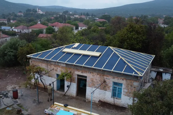 Σκεπή με κόκκινο κεραμίδι στο Λεωνίδιο Αρκαδίας