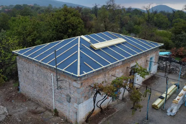 Σκεπή με κόκκινο κεραμίδι στο Λεωνίδιο Αρκαδίας