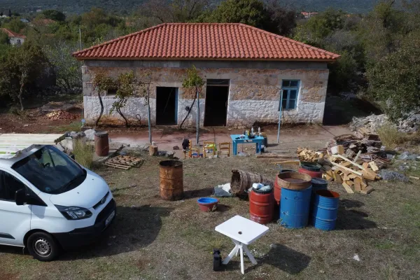 Σκεπή με κόκκινο κεραμίδι στο Λεωνίδιο Αρκαδίας