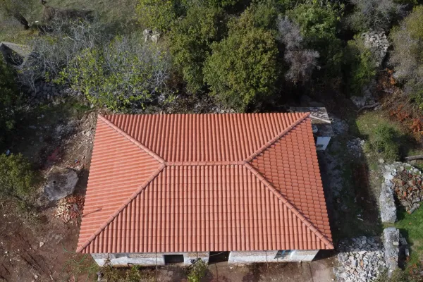 Σκεπή με κόκκινο κεραμίδι στο Λεωνίδιο Αρκαδίας