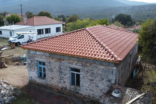 Σκεπή με κόκκινο κεραμίδι στο Λεωνίδιο Αρκαδίας