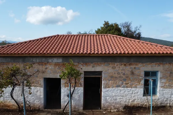 Σκεπή με κόκκινο κεραμίδι στο Λεωνίδιο Αρκαδίας