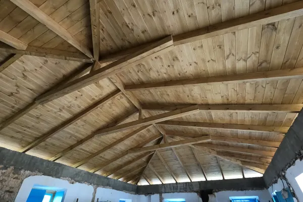 Σκεπή με κόκκινο κεραμίδι στο Λεωνίδιο Αρκαδίας