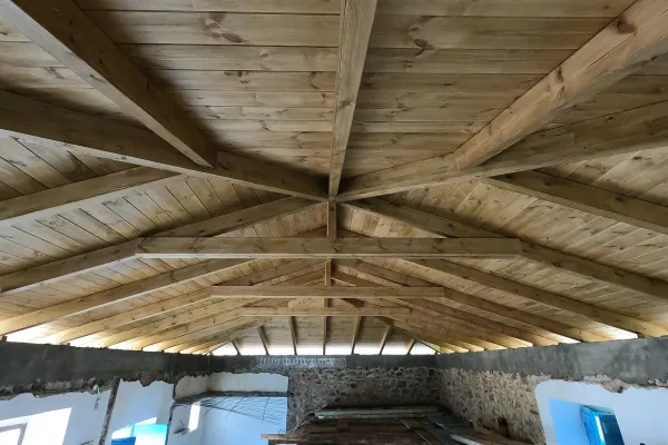 Σκεπή με κόκκινο κεραμίδι στο Λεωνίδιο Αρκαδίας