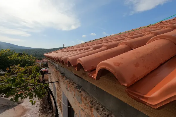 Σκεπή με κόκκινο κεραμίδι στο Λεωνίδιο Αρκαδίας
