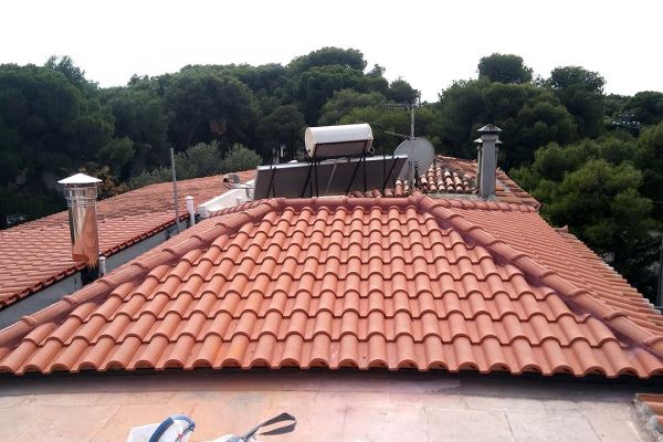 Στέγη με κόκκινα κεραμίδια στην Κηφισιά Αττικής