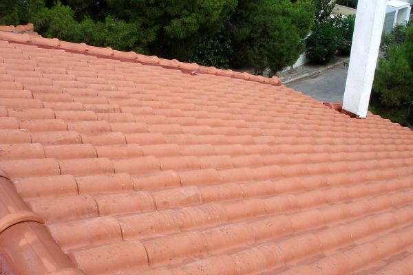Στέγη με κόκκινα κεραμίδια στην Κηφισιά Αττικής
