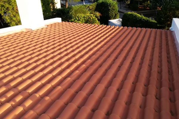 Στέγη με κόκκινα κεραμίδια στην Κηφισιά Αττικής