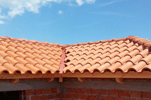 Στέγη με κόκκινα κεραμίδια στο Λαύριο Αττικής