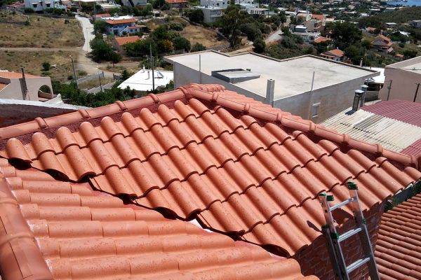 Στέγη με κόκκινα κεραμίδια στο Λαύριο Αττικής