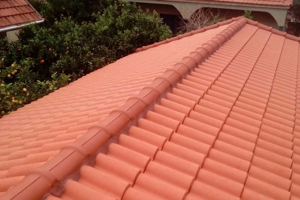 Στέγη με κόκκινα κεραμίδια στη Νέα Ερυθραία Αττικής