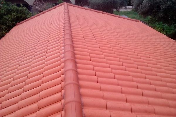 Στέγη με κόκκινα κεραμίδια στη Νέα Ερυθραία Αττικής