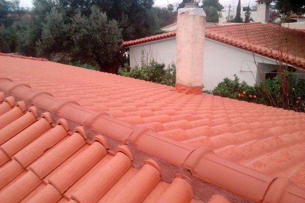 Στέγη με κόκκινα κεραμίδια στη Νέα Ερυθραία Αττικής