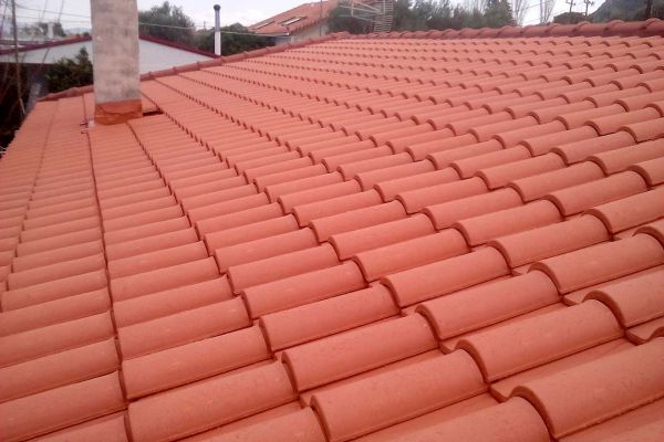 Στέγη με κόκκινα κεραμίδια στη Νέα Ερυθραία Αττικής