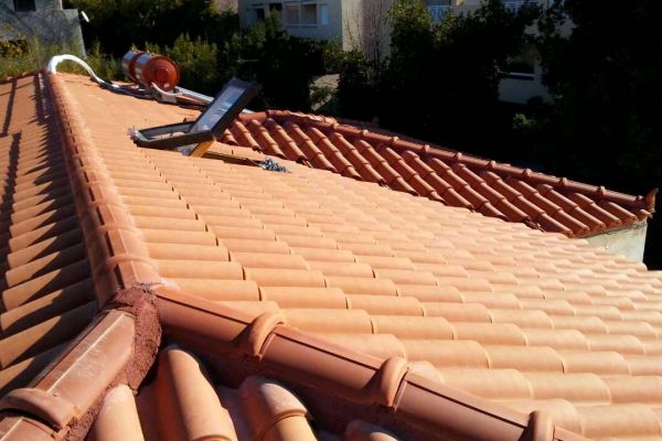 Στέγη με κόκκινα κεραμίδια στη Νέα Ερυθραία Αττικής