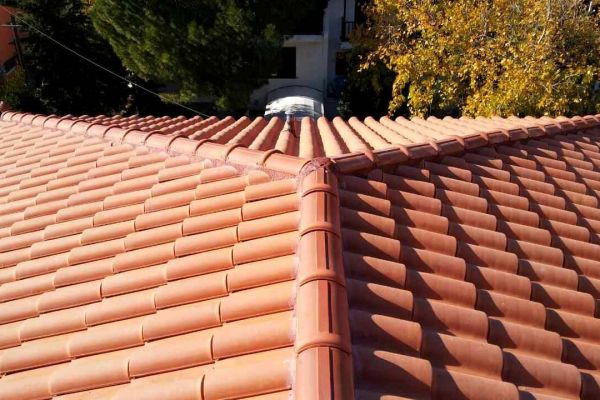 Στέγη με κόκκινα κεραμίδια στη Νέα Ερυθραία Αττικής